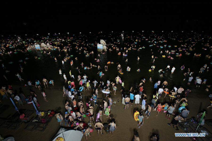 people cool off amid sizzling heat in shanghai