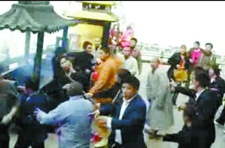 Video clip shows several monks beating a female tourist. [Photo/cnwest.com]