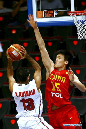  Zhou Peng (R) of China vies against Mohamed Kawaid of Bahrain during the second round match of the 27th FIBA Asia Championship in Pasay City, the Philippines, Aug. 7, 2013. (Xinhua/Rouelle Umali)