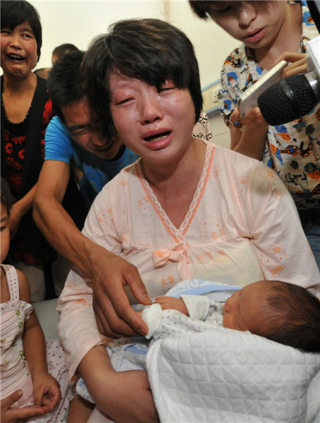 Mother Dong Shanshan cries after being reunited with her baby boy who was abducted from hospital. [Photo/Xinhua]