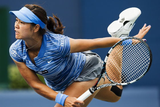  Li Na during her match against Ana Ivanovic at Rexall Centre at York University on August 8, 2013 in Toronto.