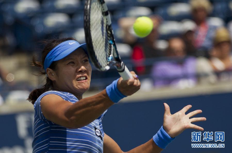 Li Na returns a shot. 