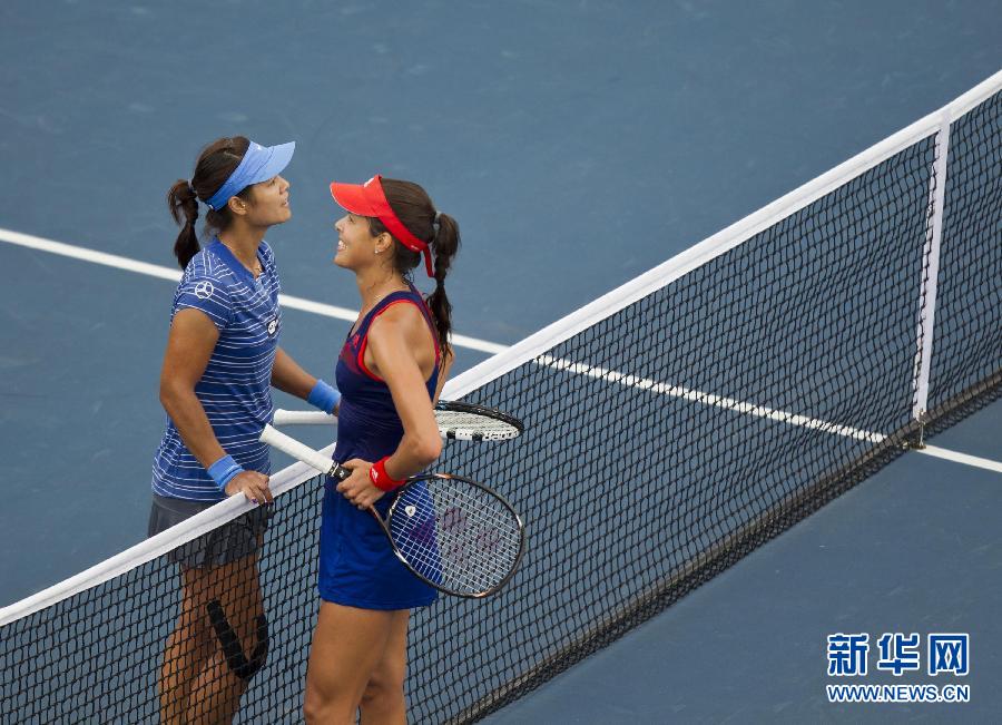 Li Na and Ivanovic shake hands after the game.