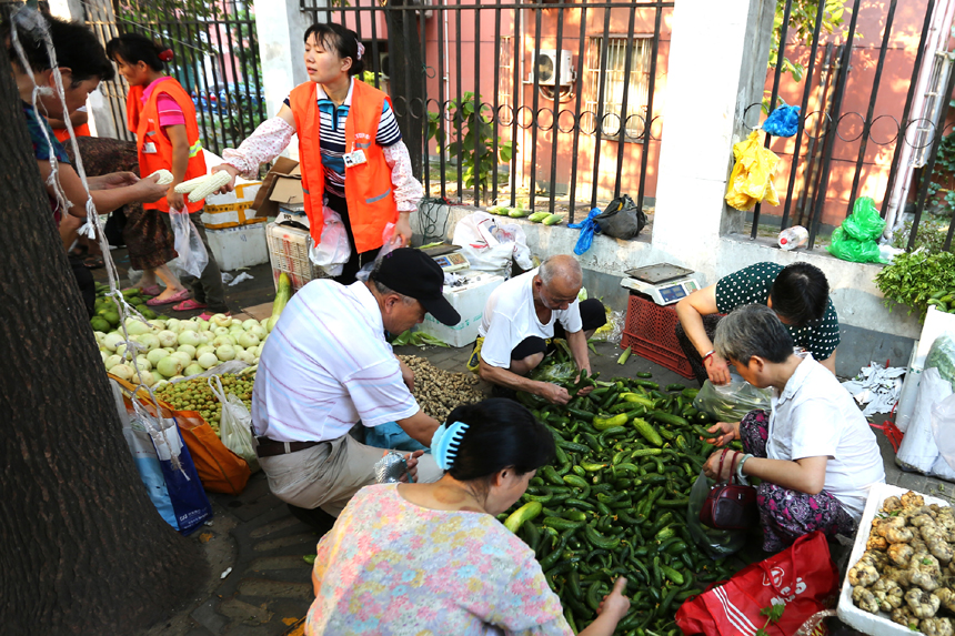 Citizens select vegetables at a market in Shanghai, east China, Aug. 9, 2013. China's consumer price index (CPI), a main gauge of inflation, grew 2.7 percent year on year in July, staying flat from the figure for June, the National Bureau of Statistics (NBS) announced on Friday.