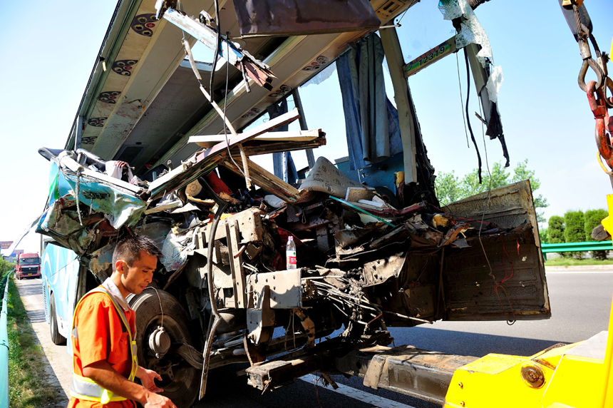 A bus carrying 53 passengers bumped into the rear of a truck on an expressway in Fuyang, Anhui Province, at about 3:45 a.m. Friday, killing 10 people and injuring 34 others. [Photo/Xinhua]