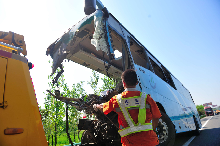 A bus carrying 53 passengers bumped into the rear of a truck on an expressway in Fuyang, Anhui Province, at about 3:45 a.m. Friday, killing 10 people and injuring 34 others. [Photo/Xinhua]