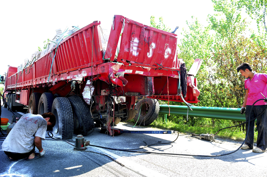 A bus carrying 53 passengers bumped into the rear of a truck on an expressway in Fuyang, Anhui Province, at about 3:45 a.m. Friday, killing 10 people and injuring 34 others. [Photo/Xinhua]