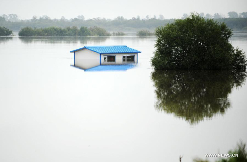 A submerged prefab is seen in the Aihui District of Heihe City, northeast China&apos;s Heilongjiang Province, Aug. 8, 2013. Continuous downpours since July left floodwater from tributaries to flow into the Heilongjiang River, putting much pressure on flood control in the lower reaches. As of Tuesday, the water level of the Heilongjiang River in Heihe reached 96.66 meters, surpassing the record level recorded in 1998 by 0.6 meters. 