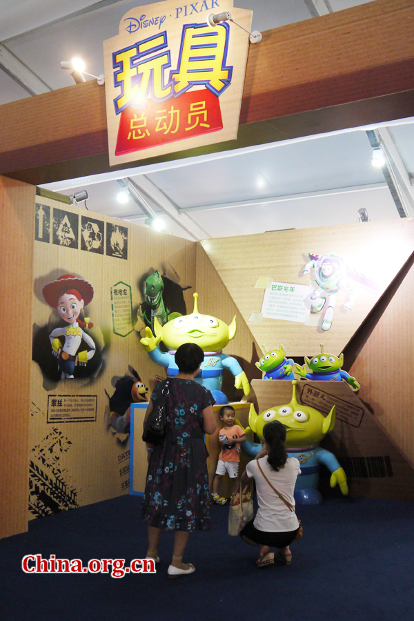 The world animation all-star tour kicked off today at the Landscape Avenue near Beijing's National Stadium. The indoor carnival, which will last 22 days till August 31, features four differently themed sections: a Mickey Mouse area, the Transformers area, the Hello Kitty area and the area of Chinese cartoon star Monkey King. On the 10,000 square meter-large playground, both children and cartoon fans can enjoy cartoon films, get interactive and take photos with their most beloved cartoon heroes.