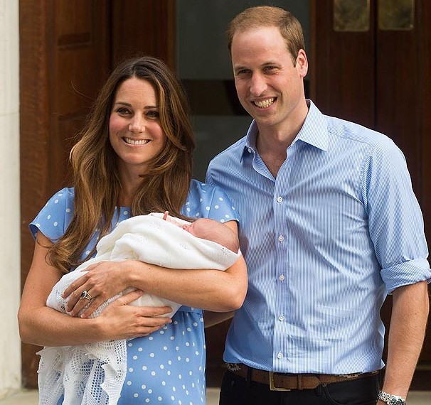 7月23日，威廉王子（右）和怀抱小王子的凯特王妃在英国伦敦圣玛丽医院门前亮相。