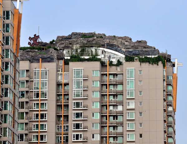 A villa privately built on the rooftop of a residential building in downtown Beijing has prompted complaints from neighbours living below. Professor Zhang, the villa owner, has been instructed to tear down the illegal building, according to the property managers.[China.org.cn]