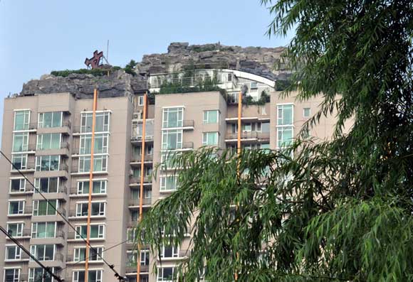 A villa privately built on the rooftop of a residential building in downtown Beijing has prompted complaints from neighbours living below. Professor Zhang, the villa owner, has been instructed to tear down the illegal building, according to the property managers.[China.org.cn] 