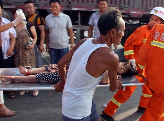 The girl is rushed to the hospital. [Tieba.baidu.com]