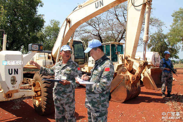 Chinese Blue Helmets in South Sudan conduct construction work. [Photo / CNR.cn]
