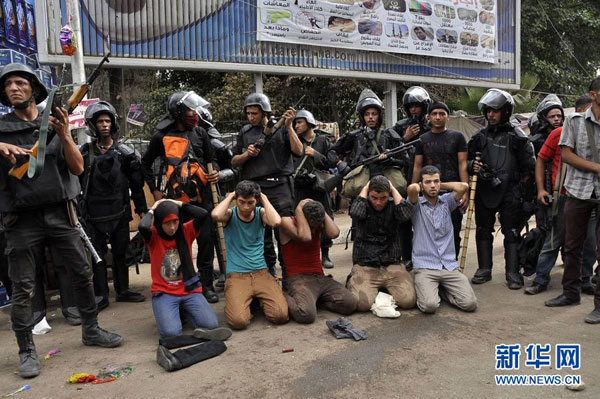 埃及安全部队14日上午开始对首都开罗的反政府示威者进行清场，图为清场现场。