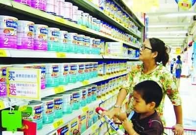 The Ministry of Industry and Information Technology (MIIT) has finished a draft to promote mergers and acquisitions of infant formula companies. [File photo]