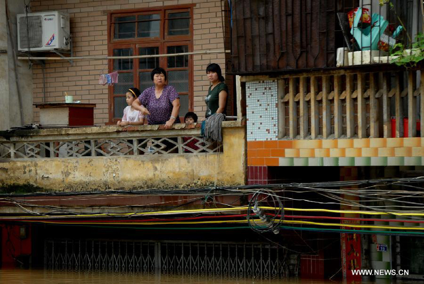 Local residents wait to be rescued in Hanguang Town of Yingde City, south China&apos;s Guangdong Province, Aug. 18, 2013. 