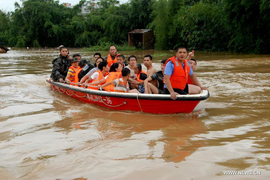 Rescuers transfer local residents to safety zone in Hanguang Town of Yingde City, south China&apos;s Guangdong Province, Aug. 18, 2013.