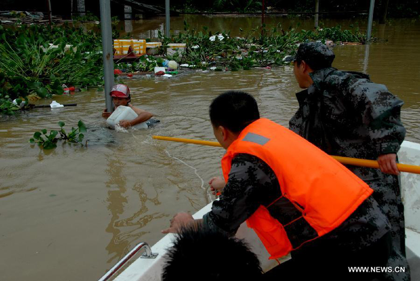  Rescuers conduct rescue work in Hanguang Town of Yingde City, south China&apos;s Guangdong Province, Aug. 18, 2013. 