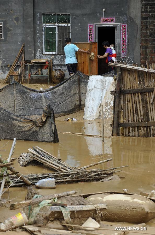 Villagers carry out flooded furniture in Yangtou Village of Zijin County in Heyuan City, south China&apos;s Guangdong Province, Aug. 18, 2013. 