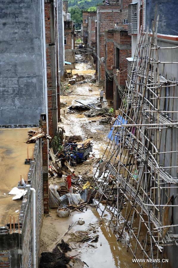 Photo taken on Aug. 18, 2013 shows the flooded Yangtou Village of Zijin County in Heyuan City, south China&apos;s Guangdong Province. 