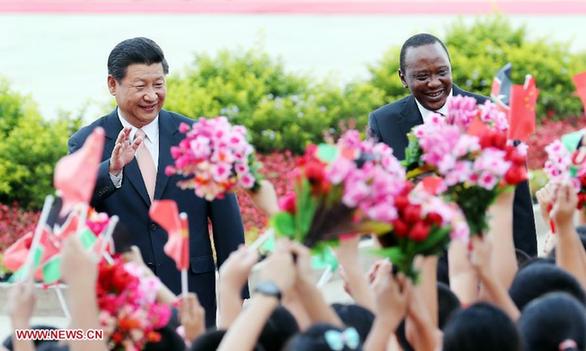 Chinese President Xi Jinping (L) and his Kenyan counterpart Uhuru Kenyatta greet the children as attending a welcoming ceremony for Kenyatta in Beijing, capital of China, Aug. 19, 2013. The two presidents later held talks at the Great Hall of the People in Beijing on Monday. [Yao Dawei/Xinhua] 