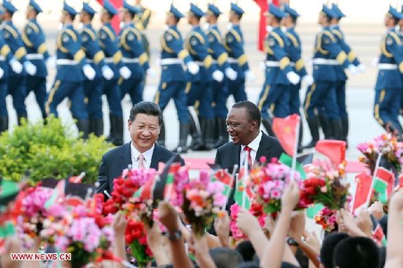 Chinese President Xi Jinping (L) and his Kenyan counterpart Uhuru Kenyatta attend a welcoming ceremony for Kenyatta in Beijing, capital of China, Aug. 19, 2013. The two presidents later held talks at the Great Hall of the People in Beijing on Monday. [Yao Dawei/Xinhua]