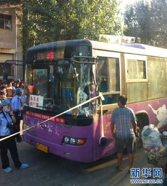 Three people have been killed and another 12 injured after a knife-wielding man attempted to rob a bus in central China's Henan Province Monday afternoon.[Xinhua]