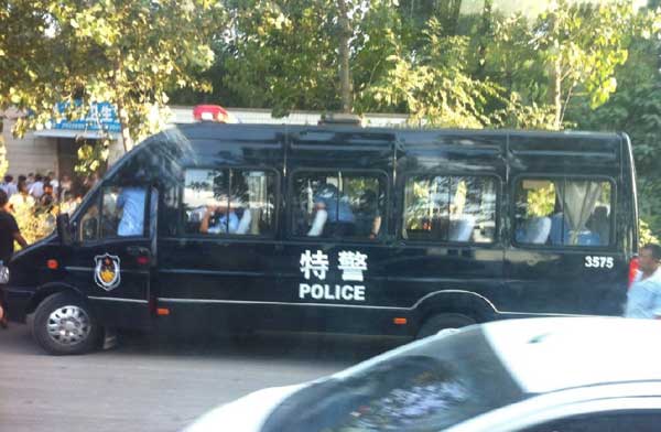 Three people have been killed and another 12 injured after a knife-wielding man attempted to rob a bus in central China's Henan Province Monday afternoon.[Xinhua]