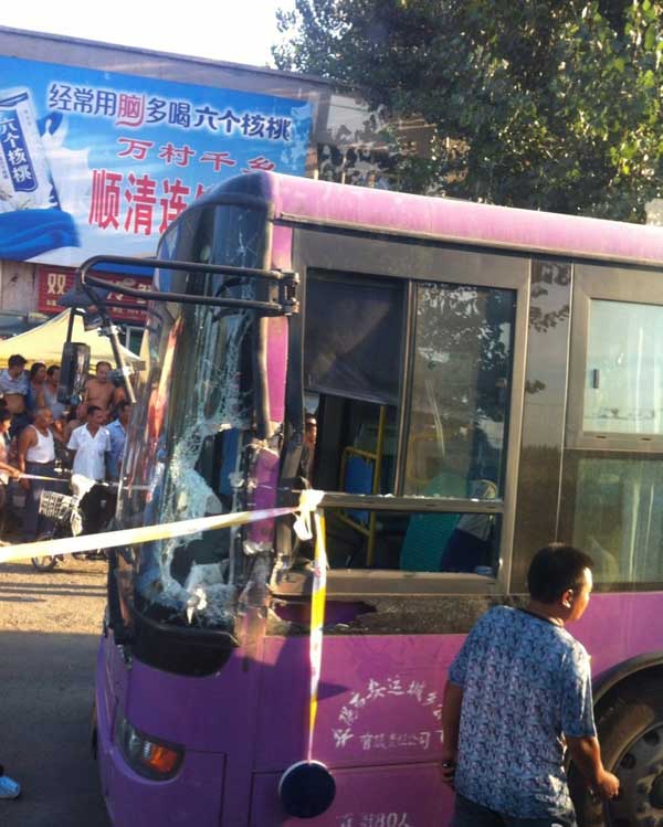 Three people have been killed and another 12 injured after a knife-wielding man attempted to rob a bus in central China's Henan Province Monday afternoon.[Xinhua]