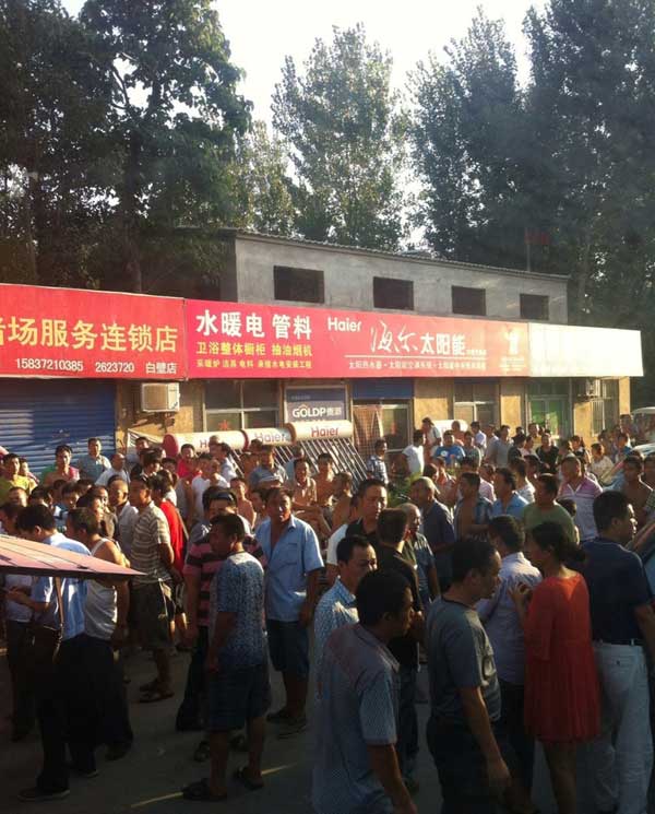 Three people have been killed and another 12 injured after a knife-wielding man attempted to rob a bus in central China's Henan Province Monday afternoon.[Xinhua]