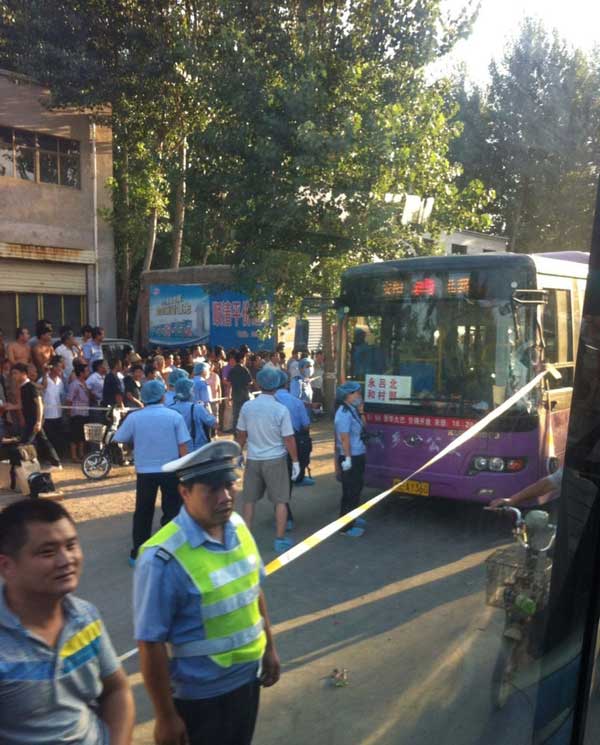 Three people have been killed and another 12 injured after a knife-wielding man attempted to rob a bus in central China's Henan Province Monday afternoon.[Xinhua]