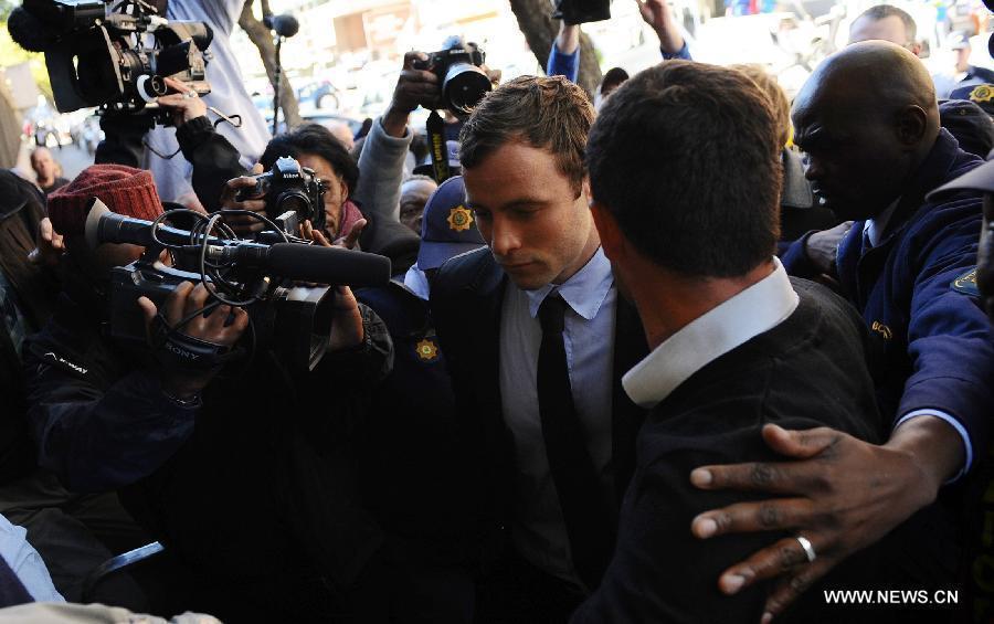 Paralympic running star Oscar Pistorius (C) arrives outside the magistrates court in Pretoria, South Africa, on Aug.19, 2013