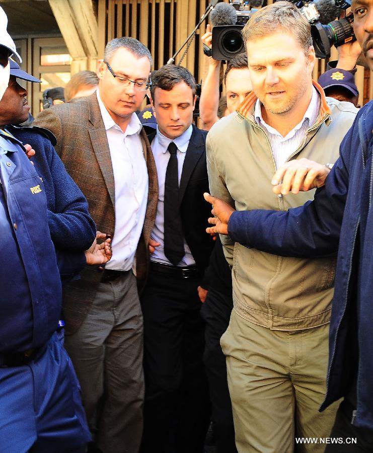 Paralympic running star Oscar Pistorius (C) arrives outside the magistrates court in Pretoria, South Africa, on Aug.19, 2013