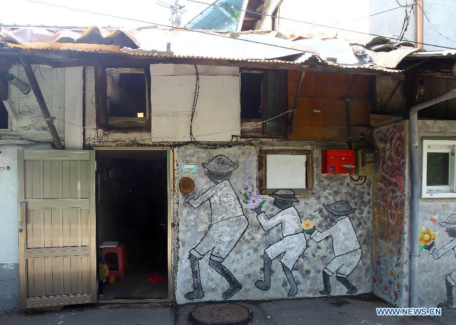 SOUTH KOREA-SEOUL-SHANTY AREA-GRAFFITI WALL