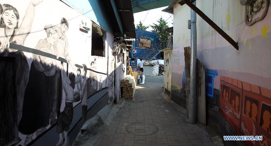 SOUTH KOREA-SEOUL-SHANTY AREA-GRAFFITI WALL