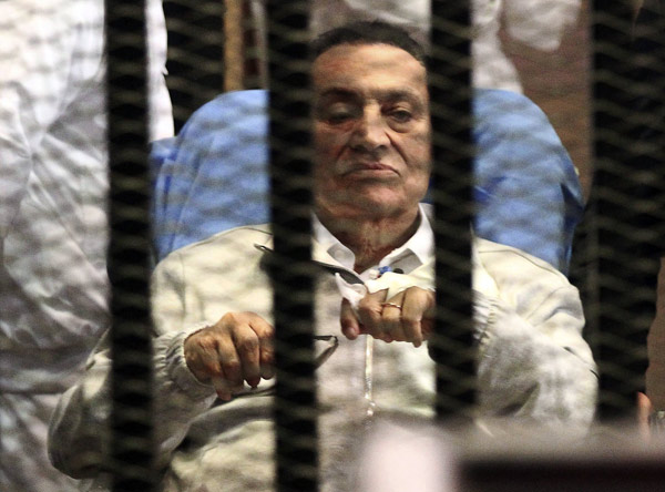 Egypt's ousted President Hosni Mubarak sits inside a dock at the police academy on the outskirts of Cairo, in this file picture taken April 15, 2013. [China Daily via agencies]