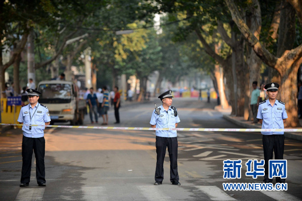 8月22日，公安干警在济南市中级人民法院门前警戒。8月22日8时43分，济南市中级人民法院一审公开开庭审理被告人薄熙来受贿、贪污、滥用职权案。薄熙来出庭受审。[新华社 朱峥 摄]