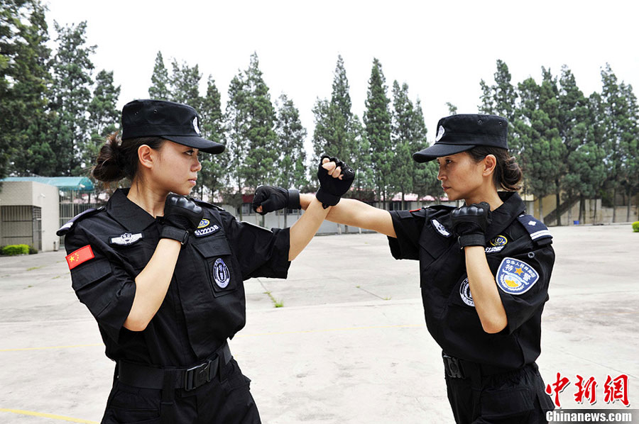 8月16日，记者走进四川省荞窝监狱，探访该狱女子特警队的工作与训练。荞窝监狱女子特警队是一支承担着荞窝监狱女子监区安全警戒、巡逻检查、应急处置和女性服刑人员外出就医及其他狱外押解等任务。图为四川省荞窝监狱女子特警在进行格斗训练。[中国新闻网 安源 摄]