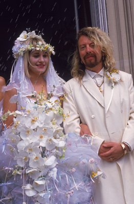 Siobhan Fahey&apos;s wedding dress, one of the &apos;Top 10 worst celeb wedding gowns&apos; by China.org.cn.