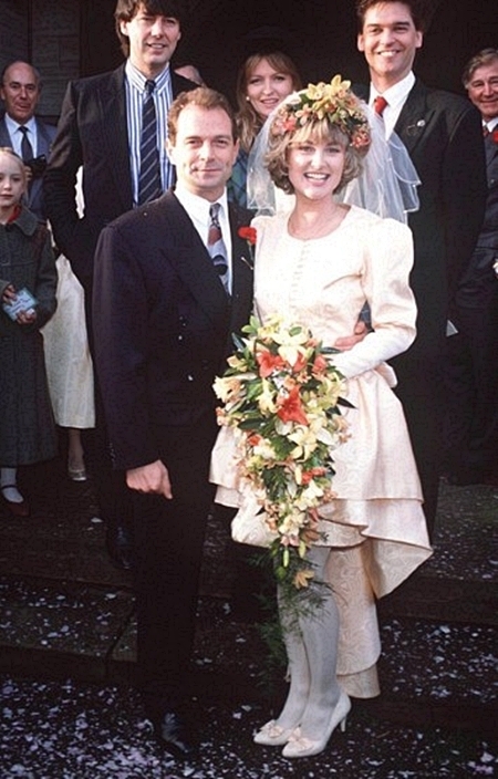 Anthea Turner&apos;s wedding dress, one of the &apos;Top 10 worst celeb wedding gowns&apos; by China.org.cn.