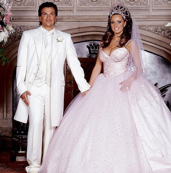 Jordan Katie Price&apos;s wedding dress, one of the &apos;Top 10 worst celeb wedding gowns&apos; by China.org.cn.