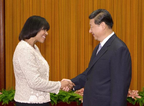 Chinese President Xi Jinping (R) meets with Jamaican Prime Minister Portia Simpson Miller at the Great Hall of the People in Beijing, capital of China, Aug. 22, 2013. [Ma Zhancheng/Xinhua] 