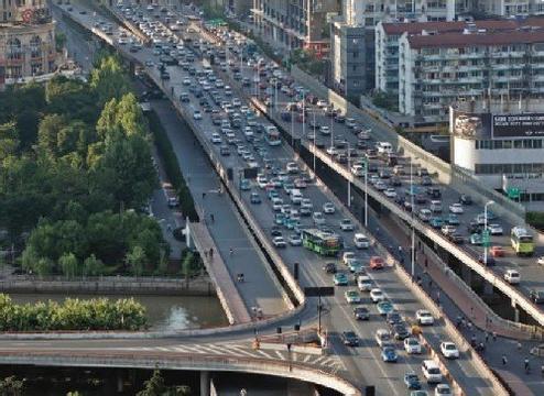 Shanghai is considering introducing a congestion charge on motorists at peak times, in a bid to reduce traffic in downtown. [File photo]