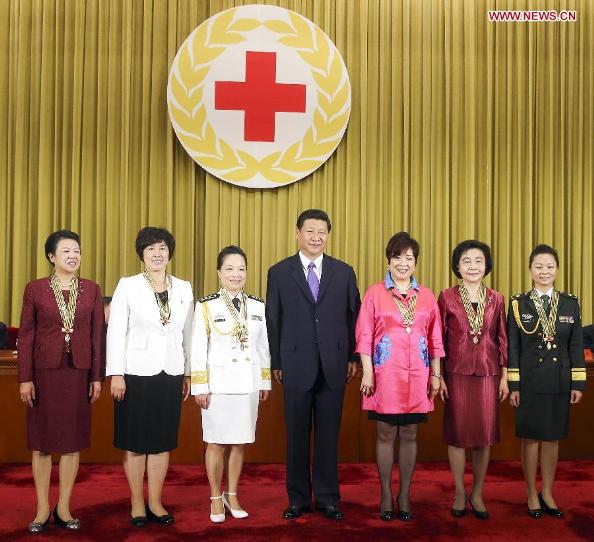 President Xi Jinping presented the medals to the nurses at a ceremony held in the Great Hall of the People in Beijing. He saluted the nation's nurses, Red Cross workers and volunteers. [Xinhua]