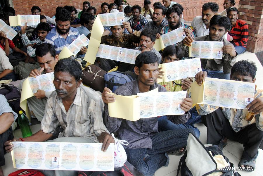 Released Indian prisoners show their documents while waiting to cross the Wagah border in eastern Pakistan&apos;s Lahore on Aug. 24, 2013. 