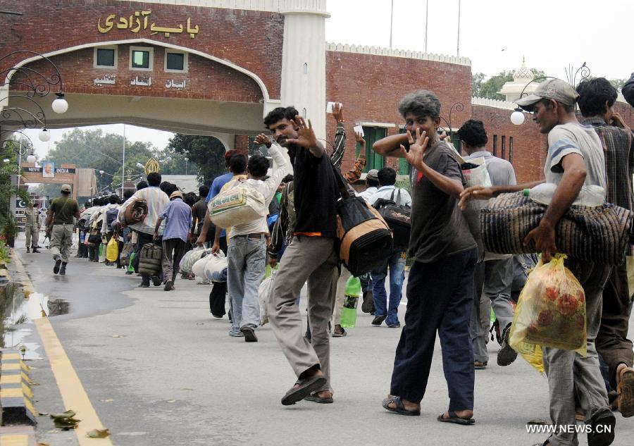 Released Indian prisoners show their documents while waiting to cross the Wagah border in eastern Pakistan&apos;s Lahore on Aug. 24, 2013. 