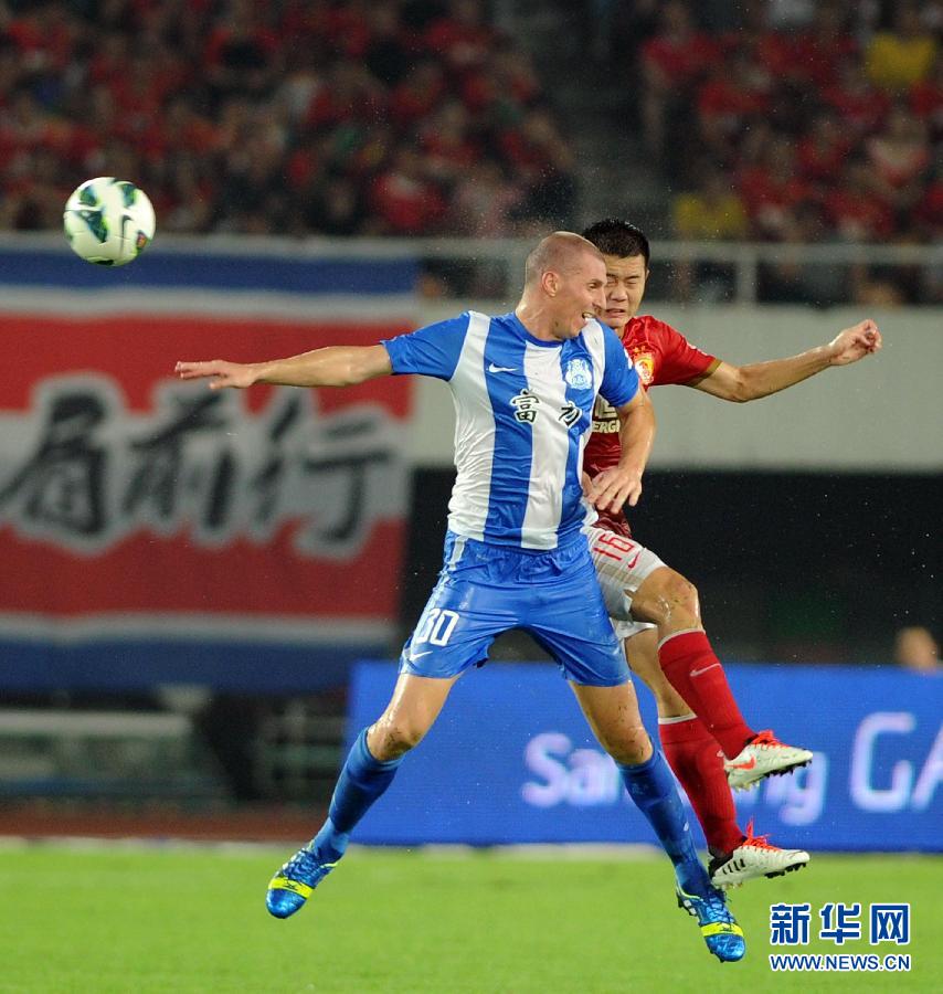  Jumar José da Costa Júnior and Huang Bowen vied for the header.