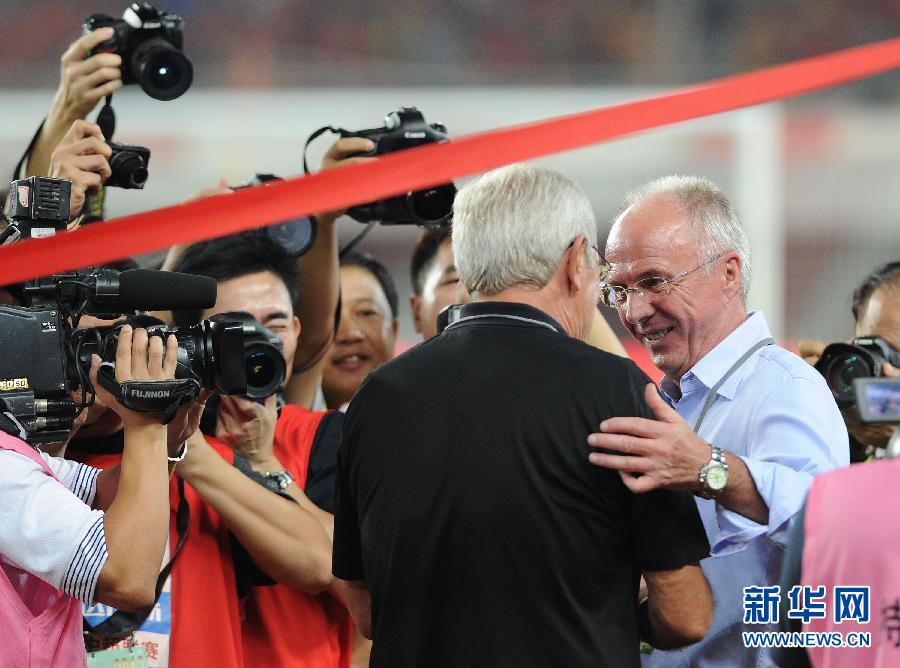 Marcello Lippi and Sven-Goran Eriksson talked to each other after the game. 