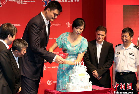  Yao Ming and Ye Li cut the cake when attending the premiere of the film in Shanghai on August 25, 2013.